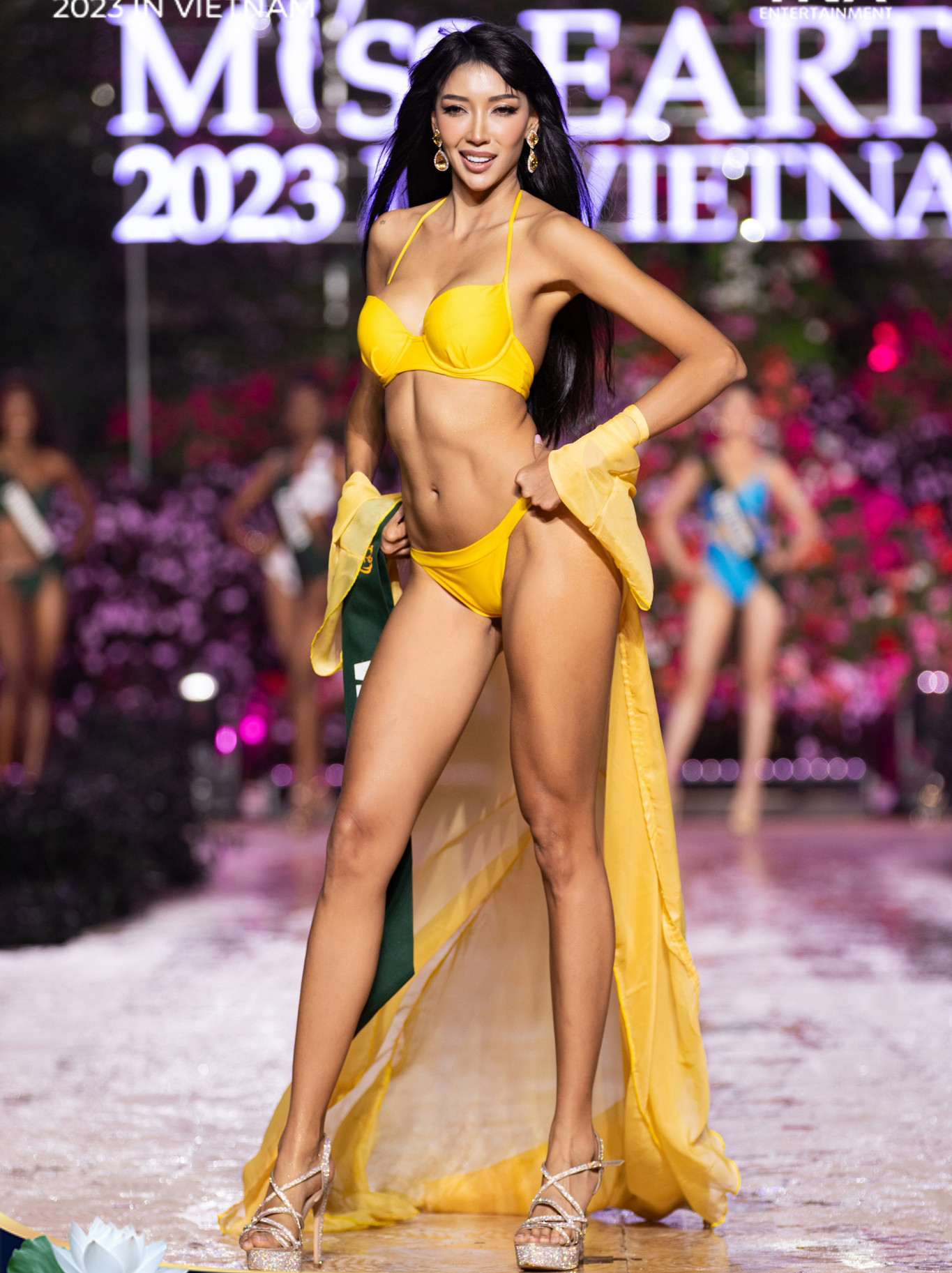 Người đẹp năm nay 27 tuổi, là người mẫu - diễn viên nổi tiếng ở Venezuela. Jhosskaren Carrizo có chiều cao ấn tượng 1,79 m và thân hình quyến rũ với những múi bụng khỏe khoắn. Cô cũng có thành tích thi sắc đẹp với hàng loạt giải thưởng trong nước và quốc tế.