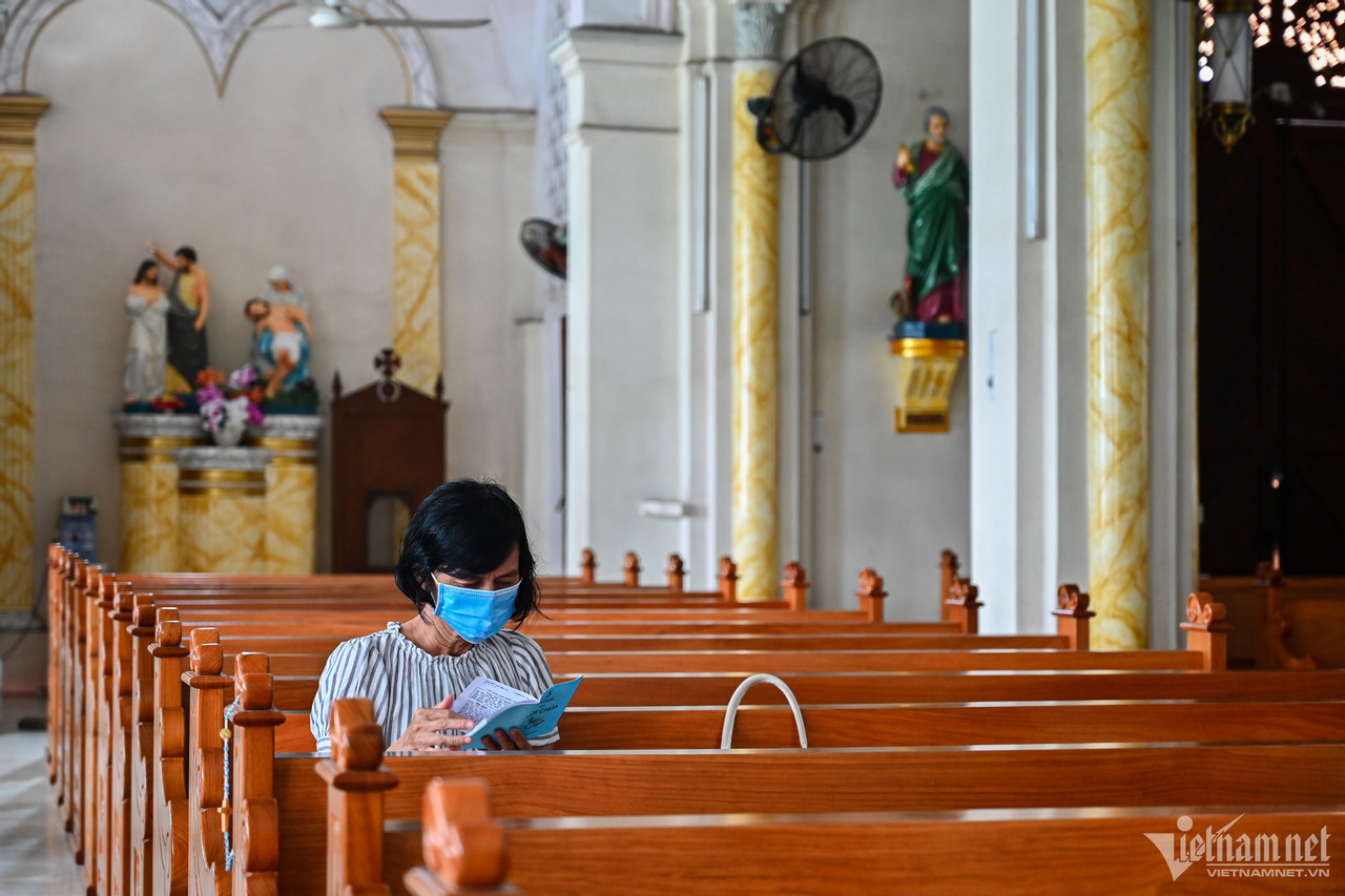 Trừ giờ lễ, du khách có thể vào nhà thờ Chợ Quán trong suốt cả tuần.