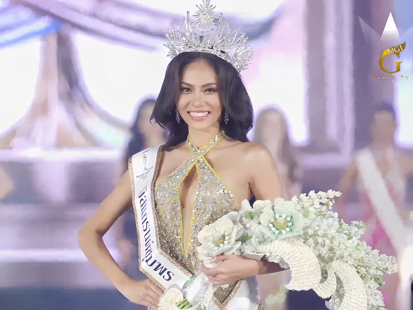 Tối 12/12 đã diễn ra chung kết Miss Grand Chumphon 2024. Chung cuộc, người đẹp Kittiyapron Mint đã đăng quang ngôi vị cao nhất. Cô được người tiền nhiệm là Thaweeporn Phingchamrat (đương kim Hoa hậu Hòa bình Thái Lan 2023, Á hậu 5 Hoa hậu Hòa bình Quốc tế 2023) trao lại vương miện.