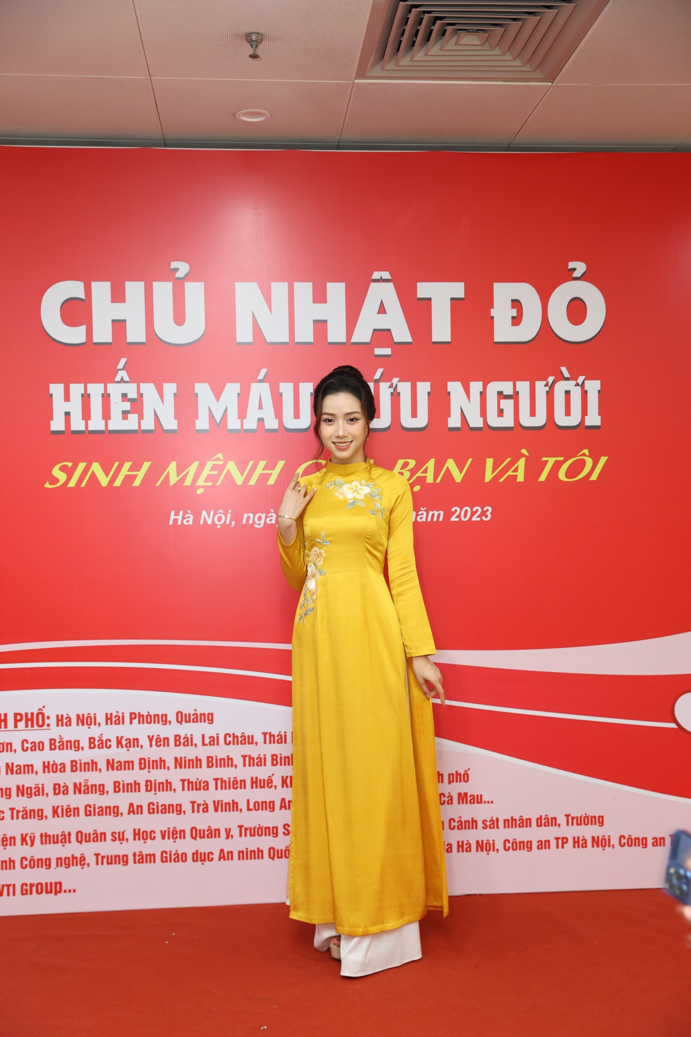 Người đẹp Ngọc Mai, Phan Phương Oanh chọn gam màu vàng duyên dáng. Cả hai tích cực tham gia những hoạt động xã hội, từ thiện của báo Tiền Phong.
