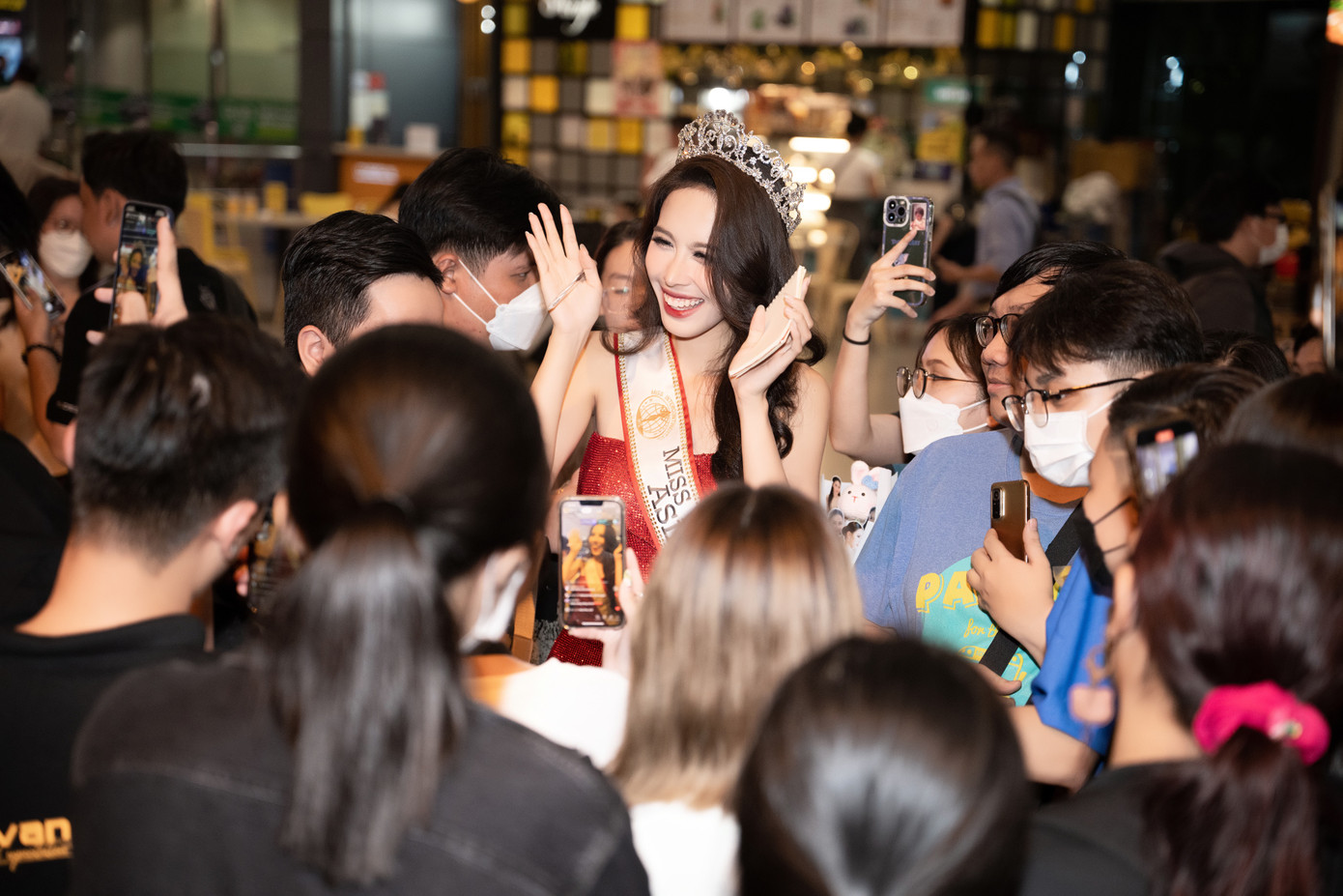 Rất đông người hâm mộ đã tới sân bay Tân Sơn Nhất để chào đón Ngọc Hằng trở về.