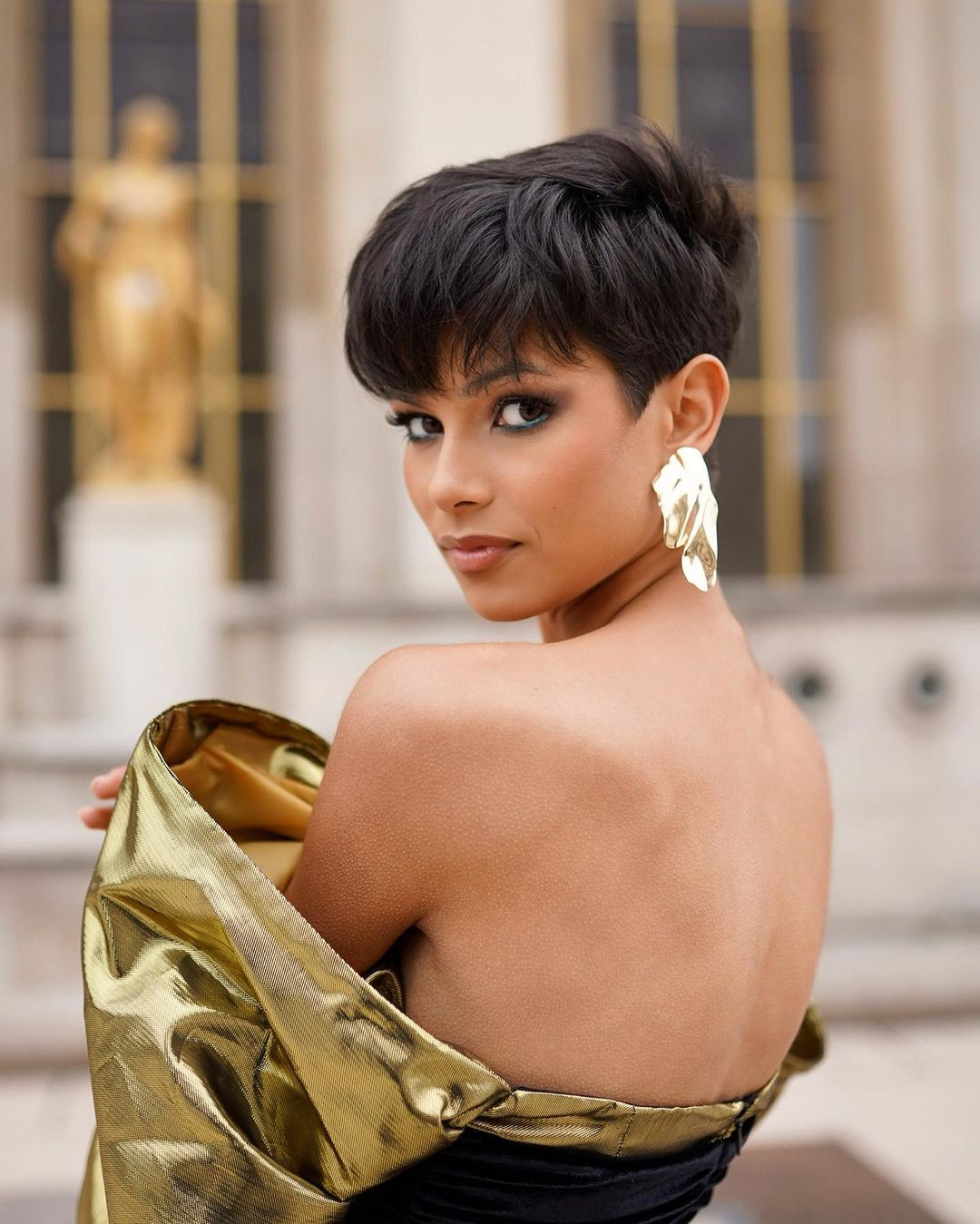 Tuy nhiên, Eve Gilles luôn tự tin với vẻ đẹp khác biệt của mình. “Không ai có quyền quyết định bạn là ai,” cô tuyên bố trên sân khấu và khẳng định mái tóc ngắn của mình là điểm khác biệt so với các người đẹp khác.