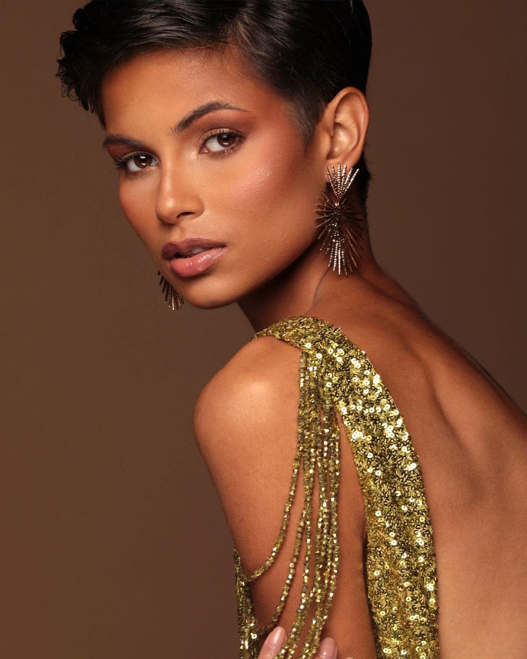 Eve Gilles có thể lựa chọn dự thi đấu trường Hoa hậu Hoàn vũ, Hoa hậu Thế giới hoặc tập trung vào nhiệm kỳ hoa hậu trong nước.