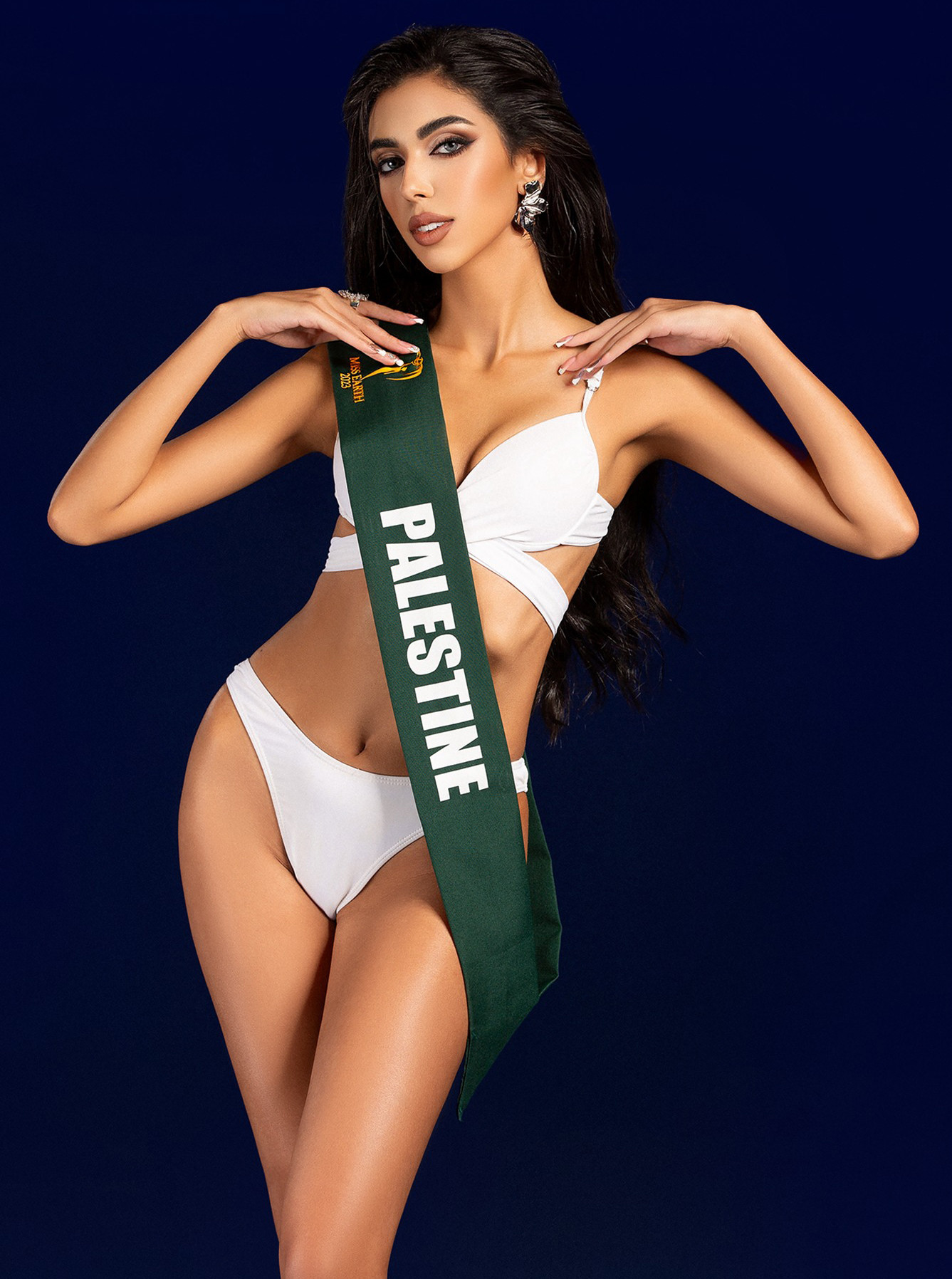 Ngày 12/12, ban tổ chức Hoa hậu Trái Đất đăng tải bộ ảnh bikini chính thức của dàn thí sinh tại cuộc thi năm nay. Trang chủ Miss Earth cũng kêu gọi khán giả bình chọn cho thí sinh mặc bikini đẹp nhất.