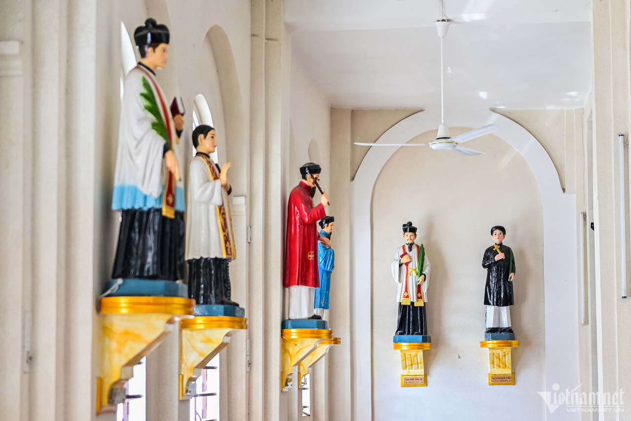 Bên trong các gian, tường đều được bài trí nhiều tượng thánh đủ kích cỡ.