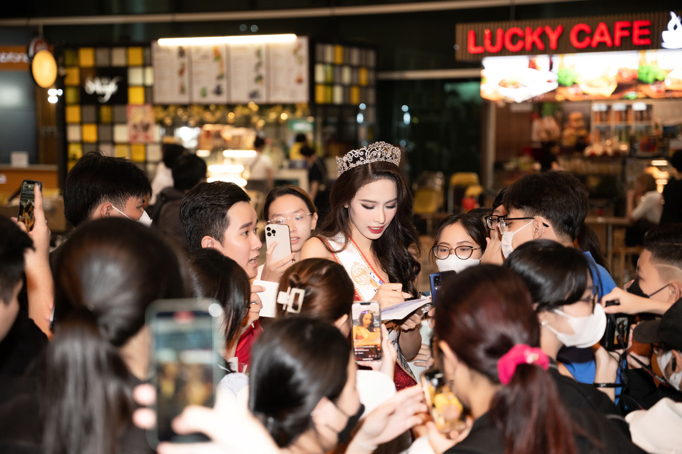 Rất đông người hâm mộ đã tới sân bay Tân Sơn Nhất để chào đón Ngọc Hằng trở về.