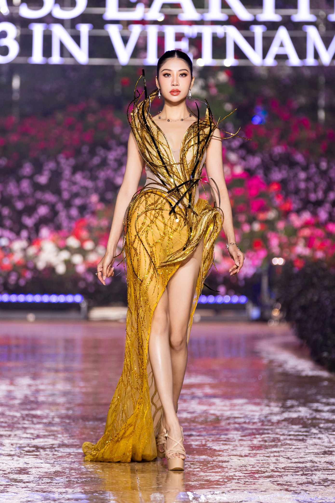 Đại diện Việt Nam trình diễn váy dạ hội tông màu vàng gold, khoe chân dài.