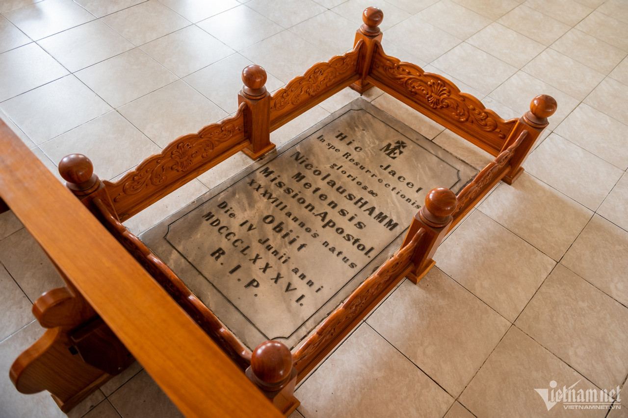 Gần cung thánh đặt mộ phần của cha Hamm - người xây dựng nhà thờ Chợ Quán.
