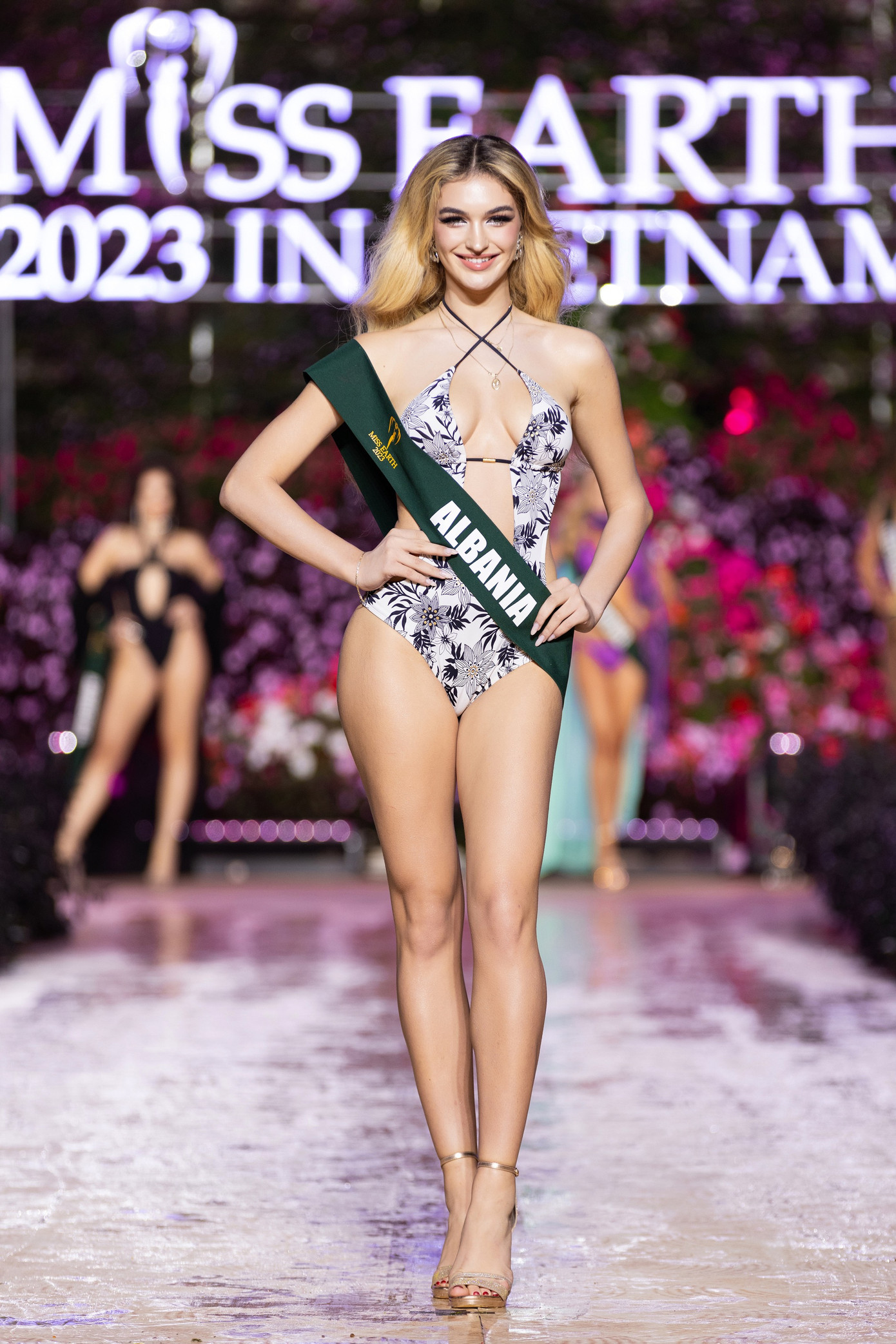 Cuộc thi Miss Earth 2023 có số lượng thí sinh khá đông. Tuy nhiên, sau đêm bán kết có thể thấy không nhiều thí sinh có hình thể đẹp, nổi bật. Một số người đẹp cũng lộ nhược điểm trong phần trình diễn áo tắm.