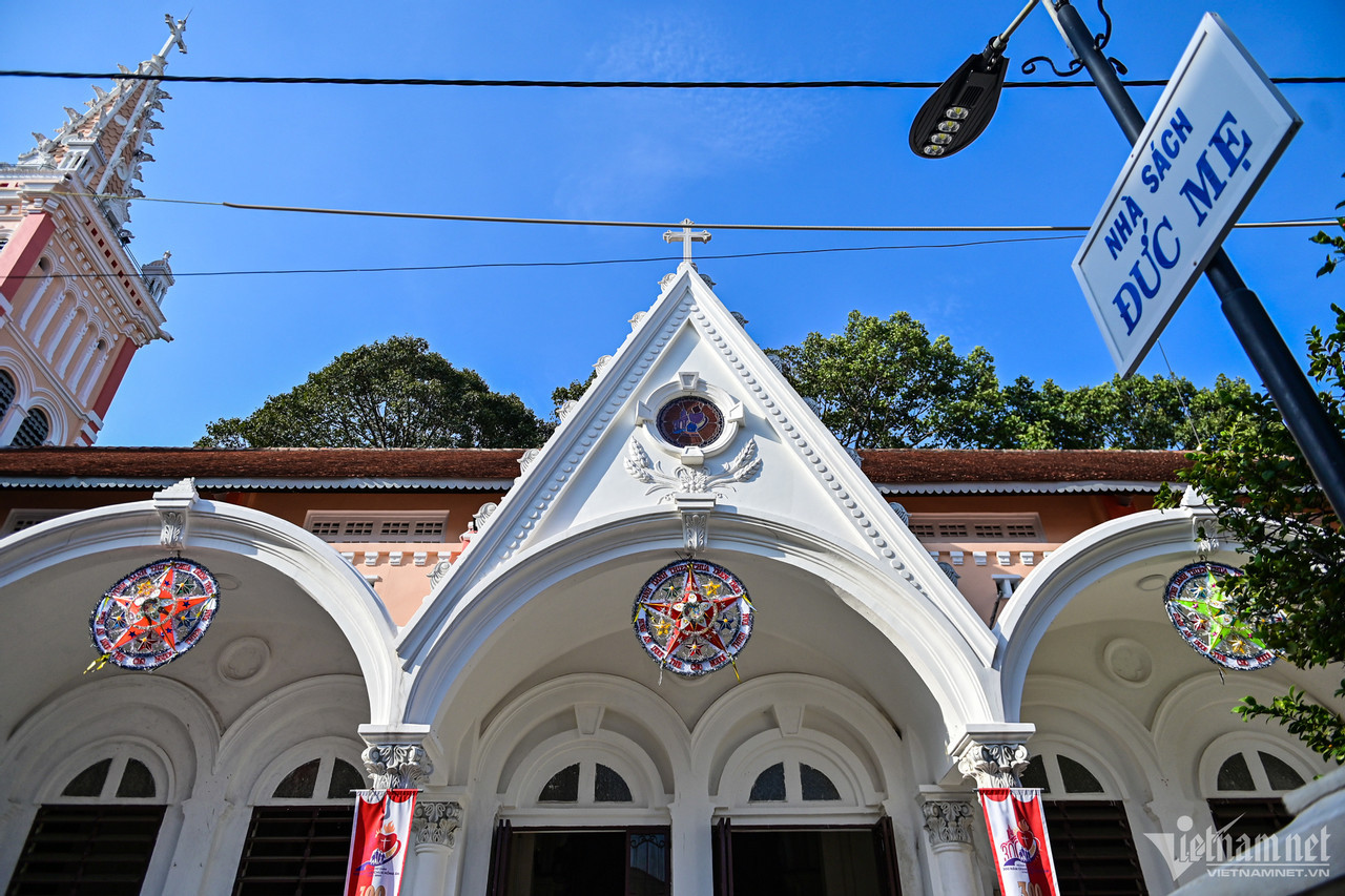 Mặt bên nhà thờ là dãy cửa sổ vòm, gờ chỉ chạm trổ theo lối cổ điển.