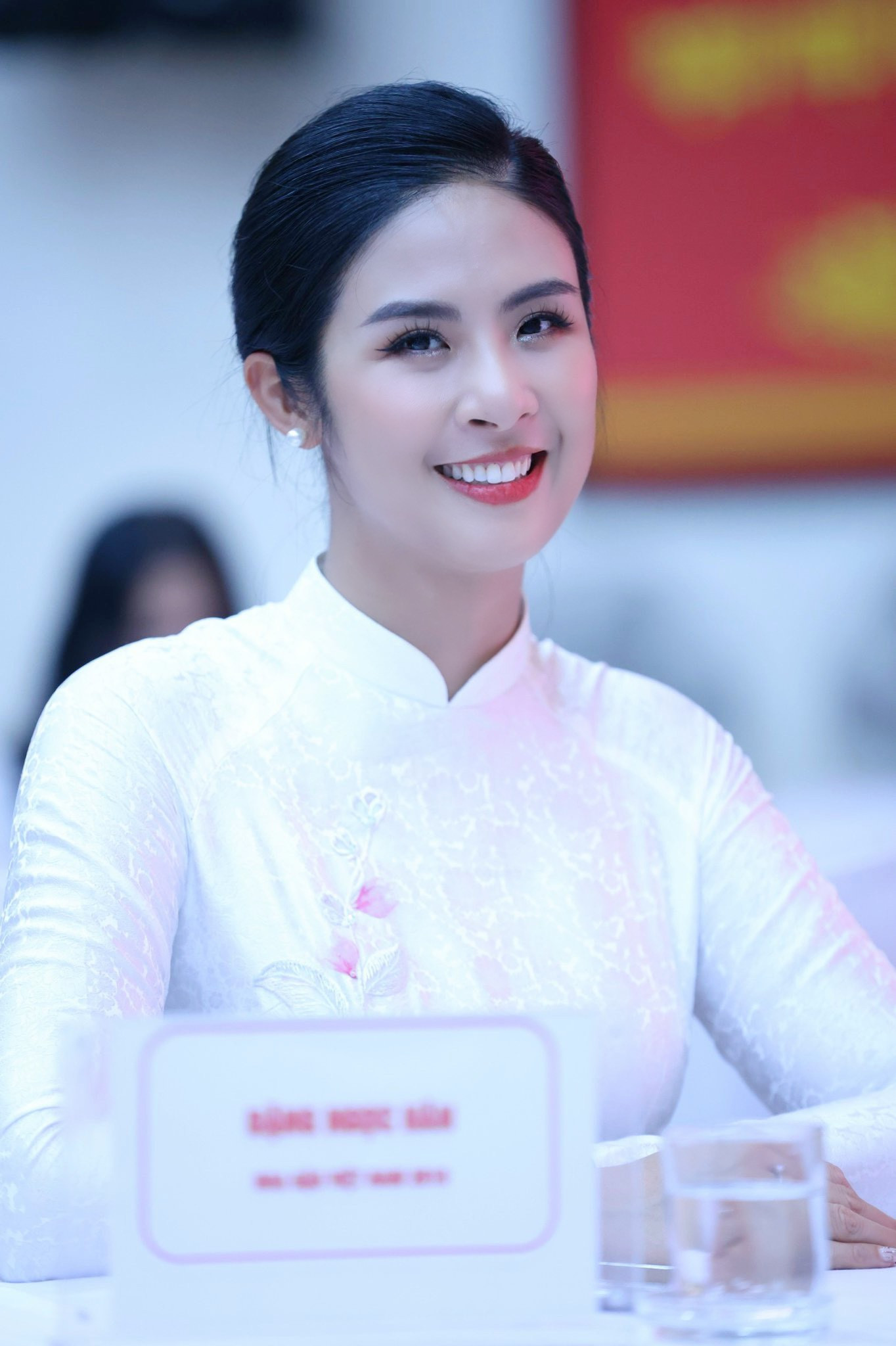 Hoa hậu Ngọc Hân đã có hơn 10 năm đồng hành cùng chương trình Chủ Nhật Đỏ, với 9 lần tham gia hiến máu. Người đẹp cho biết trong tương lai cô vẫn tiếp tục tham gia hoạt động ý nghĩa này để lan tỏa năng lượng tích cực đến mọi người. Ngọc Hân tiết lộ cô sẽ thiết kế riêng một tà áo dài để đến tham dự hiến máu ở Đại học Bách Khoa Hà Nội vào ngày 24/12 tới. Cô cho biết bố của mình cũng từng học ở Đại học Bách Khoa Hà Nội nên tham dự hiến máu tại đây sẽ rất có ý nghĩa với người đẹp.