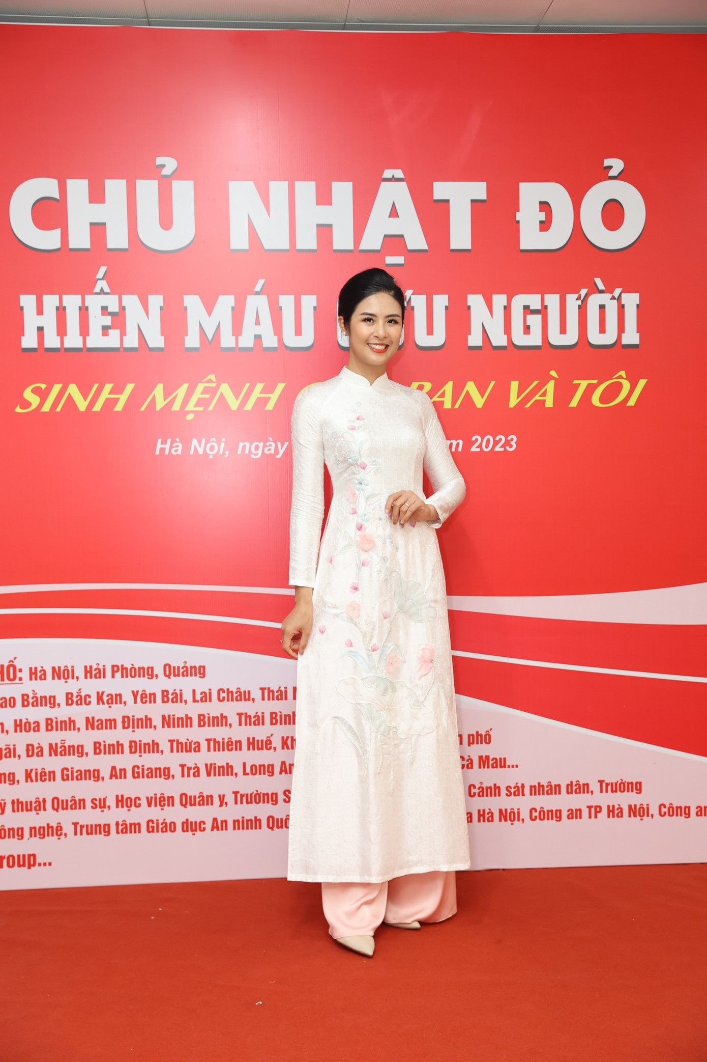 Hoa hậu Ngọc Hân mặc áo dài trắng thanh lịch. Nhiều năm qua, Hoa hậu Việt Nam năm 2010 thường xuyên đồng hành cùng các sự kiện từ thiện, xã hội do báo Tiền Phong tổ chức. Cô cũng là một trong những người đẹp tích cực tham gia các hoạt động hiến máu.
