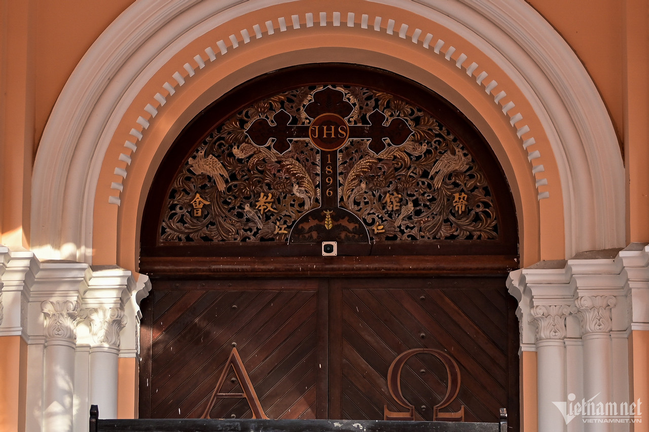 Trong vòng một thế kỷ trước đây, nhà thờ bị tàn phá do chiến tranh, loạn lạc phải xây lại nhiều lần. Đến năm 1882, trên nền đất cũ, cha Hamm quyết định cho xây nhà thờ mới khang trang, kiên cố và tồn tại đến bây giờ. Các họa tiết trên cửa chính nhà thờ và tấm biển ghi năm khánh thành 1896.