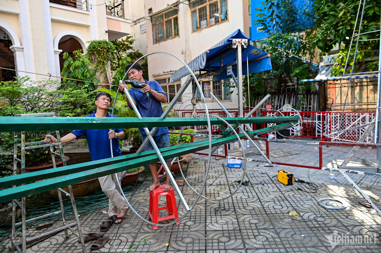 Những ngày này, công nhân thi công, hoàn thiện những tiểu cảnh, cây thông trang trí Giáng sinh xung quanh nhà thờ.