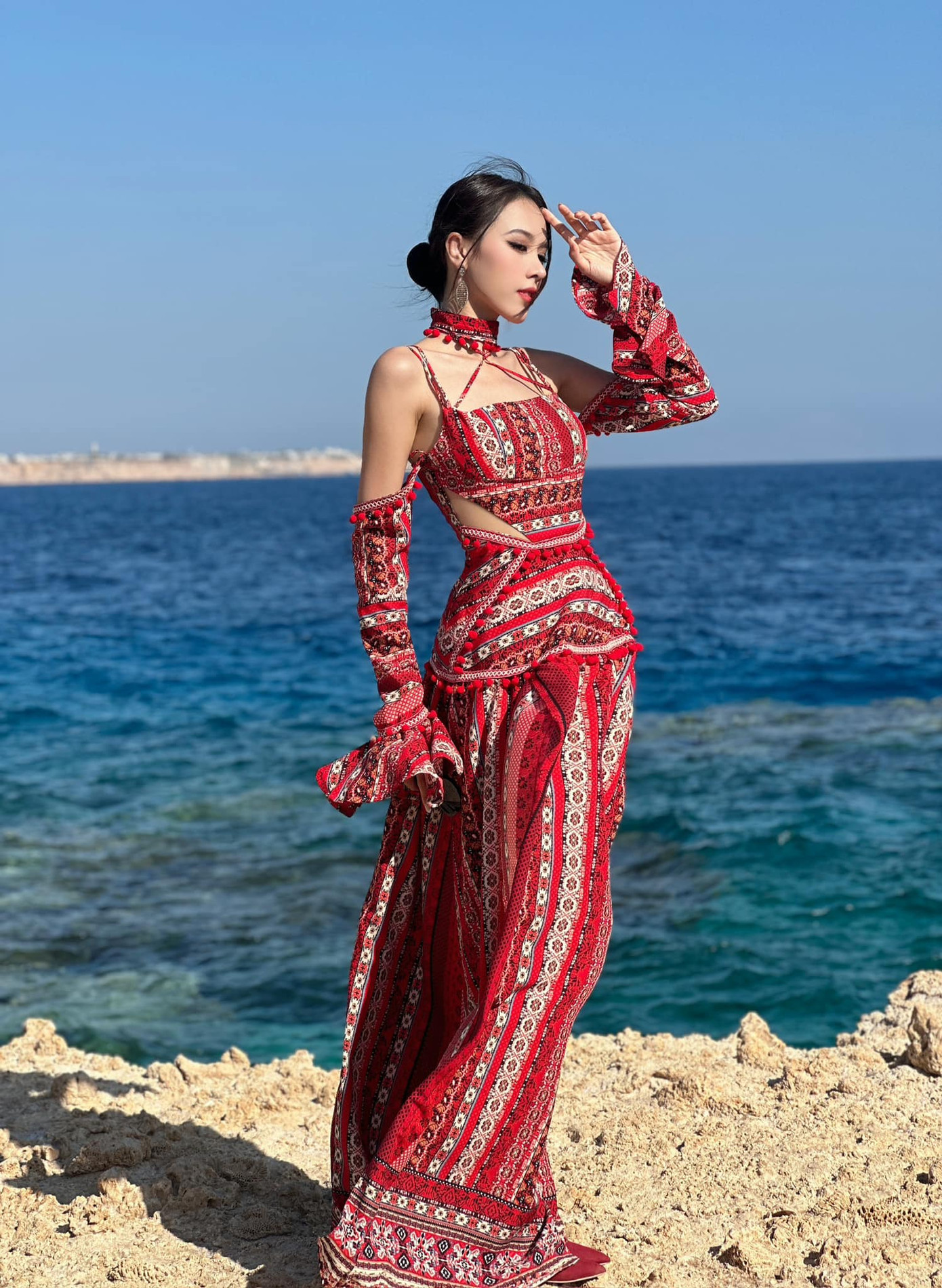 Trong những ngày dự thi ở Ai Cập, Ngọc Hằng ghi điểm với loạt váy áo chỉn chu. Cô cũng được khen ngợi với kỹ năng tự trang điểm, làm tóc. Với vốn tiếng Anh ấn tượng, Ngọc Hằng tự tin giao lưu và thể hiện bản thân ở cuộc thi năm nay. Ngọc Hằng cũng làm tốt vai trò kết nối, giới thiệu với bạn bè quốc tế về Việt Nam.