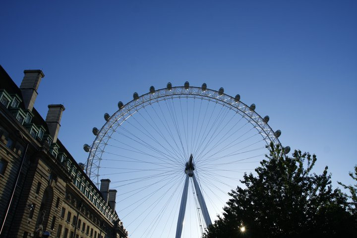 London đẹp như một bức tranh Tháp London qua mọi góc nhìn Dòng sông Thames yên bình London Eye - một trong những biểu tượng của London Big Ben trứ danh Cây cầu Golden Jubilee. Từ đây có thể dễ dàng thấy đc cả 2 biểu tượng của London là London Eye và Big Ben. Cây cầu Southpark lung linh trong ánh điện Cây cầu Westminster nổi tiếng Chiều tàn cuối đông Richmond Một góc nhỏ của Portobello London ấm áp sắc xuân với màu hồng tươi của hoa đào nở Sự bình yên bao trùm lên London khi màn đêm buông xuống Bắt gặp người nghệ sĩ đang say sưa với những giai điệu nhạc vào một chiều cuối đông.