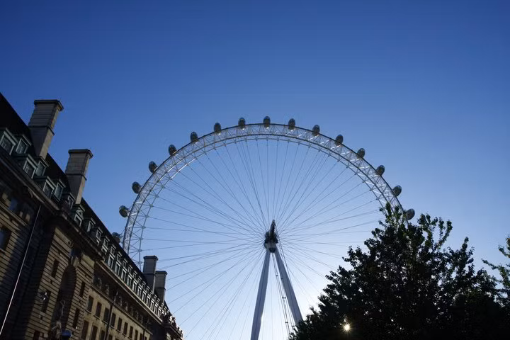 London đẹp như một bức tranh Tháp London qua mọi góc nhìn Dòng sông Thames yên bình London Eye - một trong những biểu tượng của London Big Ben trứ danh Cây cầu Golden Jubilee. Từ đây có thể dễ dàng thấy đc cả 2 biểu tượng của London là London Eye và Big Ben. Cây cầu Southpark lung linh trong ánh điện Cây cầu Westminster nổi tiếng Chiều tàn cuối đông Richmond Một góc nhỏ của Portobello London ấm áp sắc xuân với màu hồng tươi của hoa đào nở Sự bình yên bao trùm lên London khi màn đêm buông xuống Bắt gặp người nghệ sĩ đang say sưa với những giai điệu nhạc vào một chiều cuối đông.