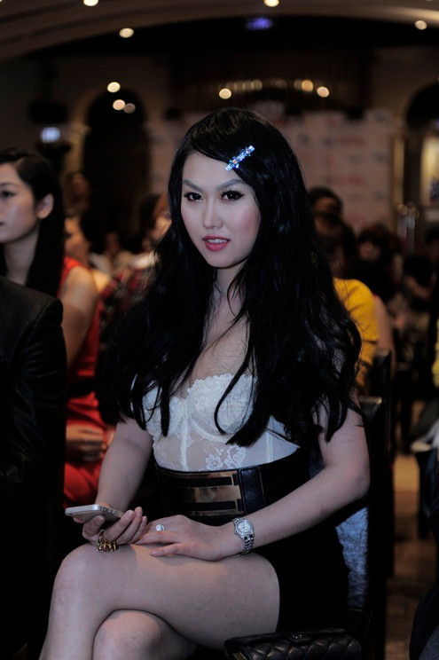 Phi Thanh Vân gợi cảm với trang phục siêu ngắn và có phần 