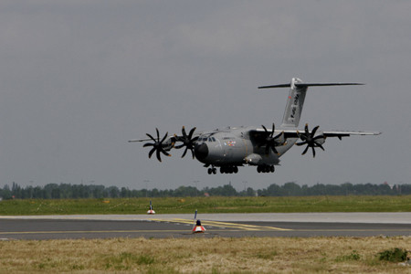 Chiếc máy bay vận tải quân sự Airbus A400M chuẩn bị hạ cánh sau khi trình diễn