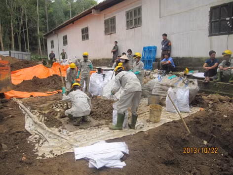 Nhiều chất thải khai quật đóng gói vẫn chưa được đưa đi xử lý