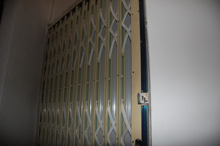 Hành lang chung biến thành buồng riêng của hộ bà Hoàng Tuệ Châu. Ảnh: VTC News