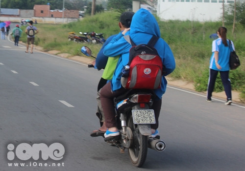 Tại khu vực làng Đại học Thủ Đức, thuộc ĐHQG TP HCM, đoạn đường di chuyển từ ký túc xá hoặc trạm xe buýt đến các trường ĐH KHTN, ĐH KHXH&NV, ĐH Quốc tế… chỉ hơn 1 km nhưng do tâm lý lười đi bộ, sợ nắng, sợ trễ giờ học nên rất đông sinh viên chọn xe ôm để làm phương tiện di chuyển