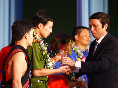 Đồng chí Hồ Đức Việt tặng biểu trưng cho thanh niên tiên tiến toàn quốc năm 2009. Ảnh: Hồng Vĩnh