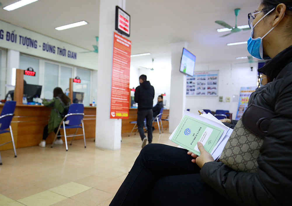 Người lao động xếp hàng khai báo nhận bảo hiểm thất nghiệp ảnh 11