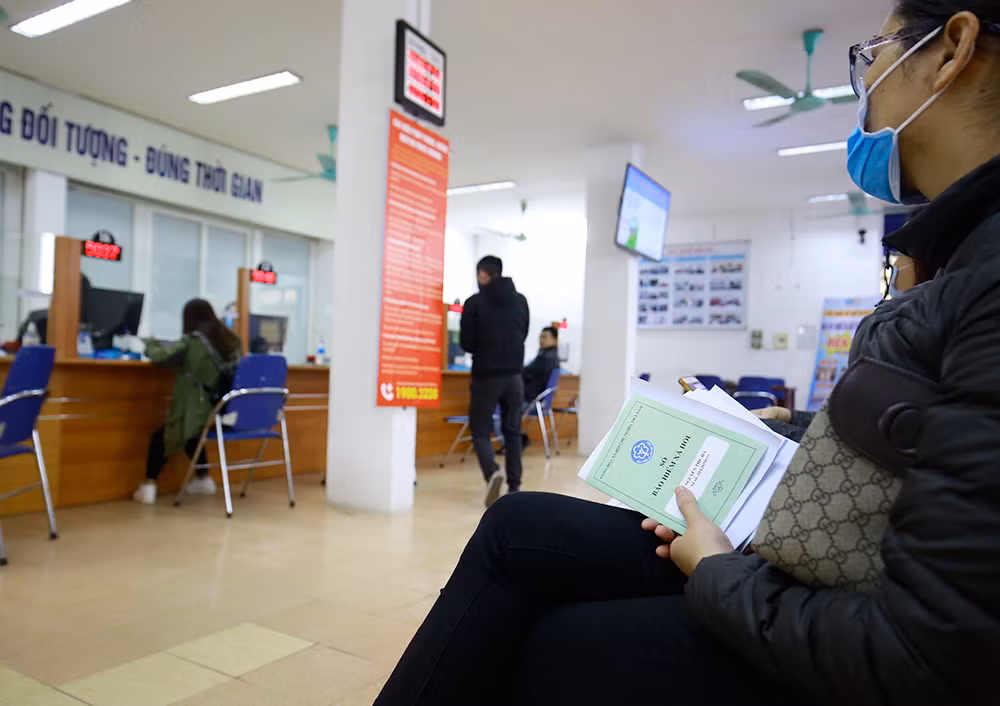 Người lao động xếp hàng khai báo nhận bảo hiểm thất nghiệp ảnh 11