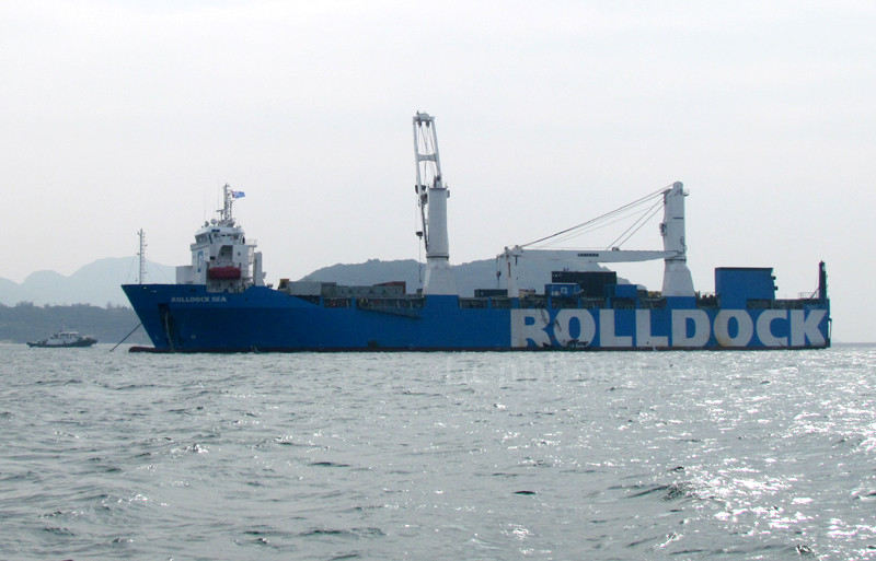 Tàu lai dắt của Vùng 4 Hải quân tiếp cận tàu Rolldock (phía mũi tàu)