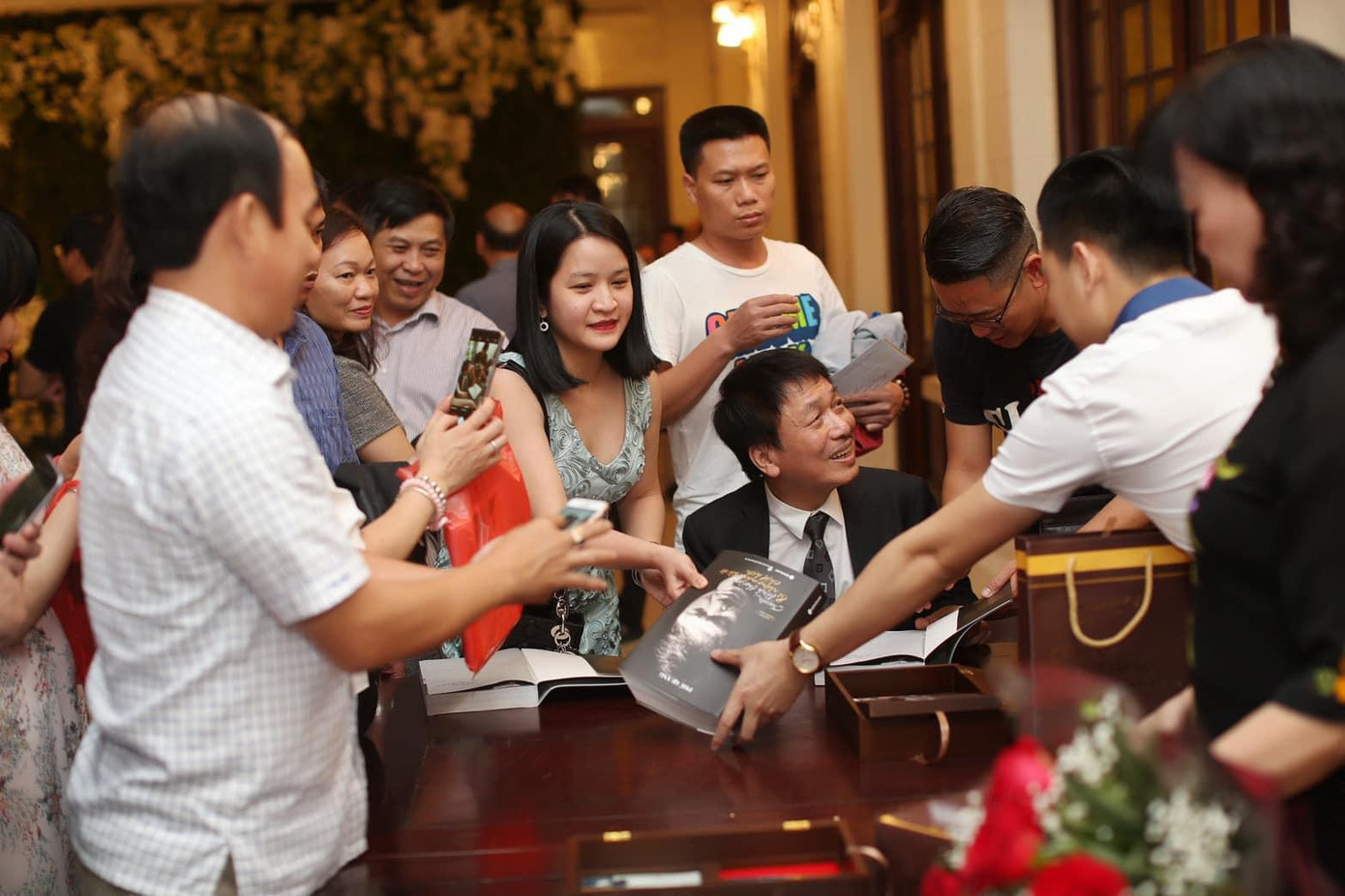 Phú Quang ký tặng người hâm mộ Phú Quang ký tặng người hâm mộ