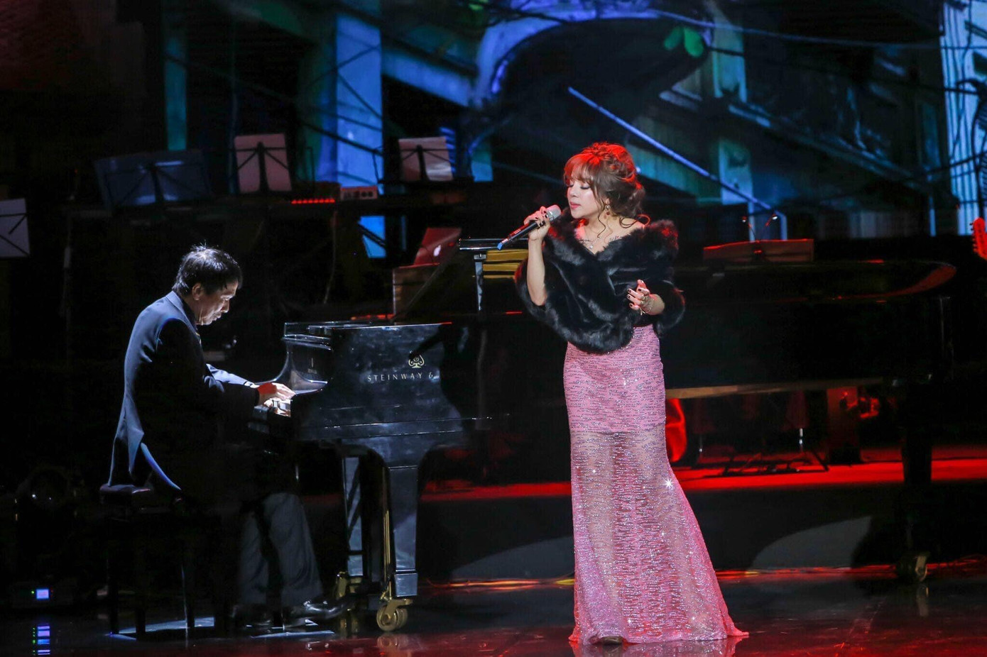 NS Phú Quang đệm đàn cho Minh Chuyên NS Phú Quang đệm đàn cho Minh Chuyên