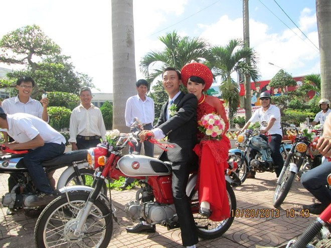 Cô dâu, chú rể được bạn bè chia sẻ niềm vui