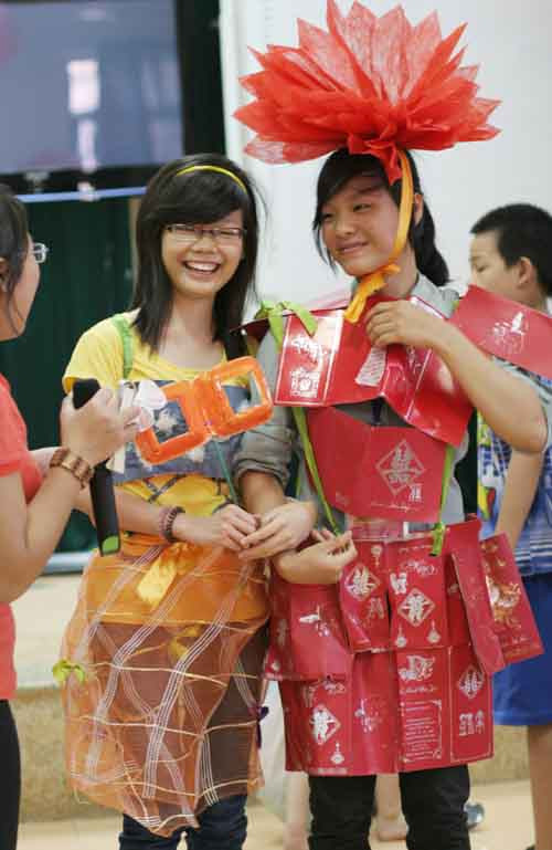 Vui nhộn với biểu diễn thời trang tái chế