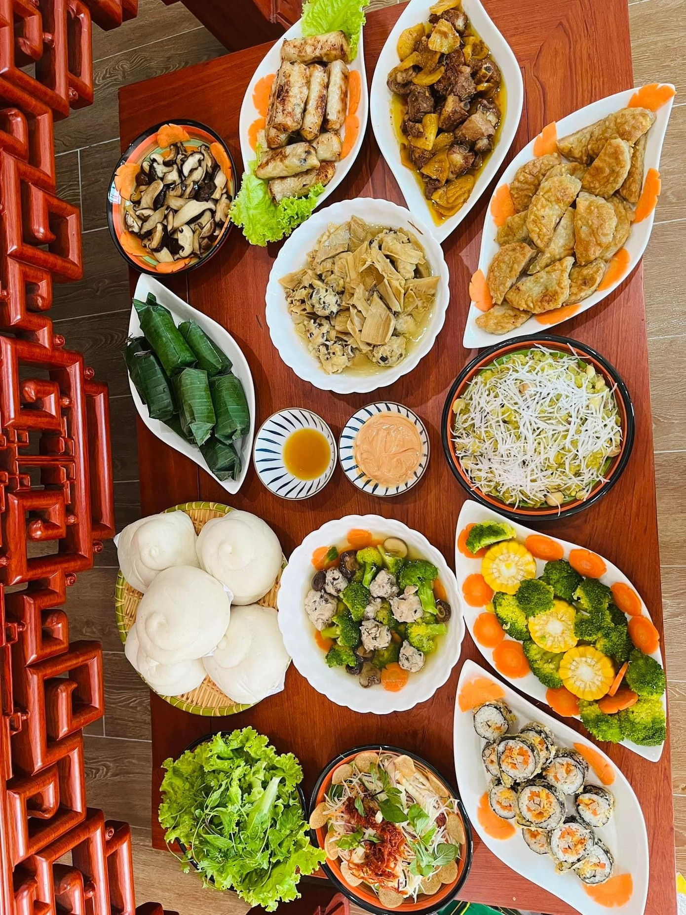 Với gia đình chị Yến Chi (Bắc Ninh) do trong tuần ít thời gian nên đã làm cơm cúng vào ngày chủ nhật để chuẩn bị được chu toàn hơn. Mâm cơm chị chuẩn bị để cúng gia tiên gồm: xôi cốm đậu xanh hạt sen dừa tươi, chả cốm, sườn om dứa, cơm cuộn, nem hải sản, canh măng sườn mọc, canh rau củ, nộm đu đủ thịt bò khô, nem chua, bánh bao chay hấp. Chị Yến chia sẻ: "Mọi năm mình đều cúng gà nhưng năm nay muốn thay đổi làm đơn giản một chút."