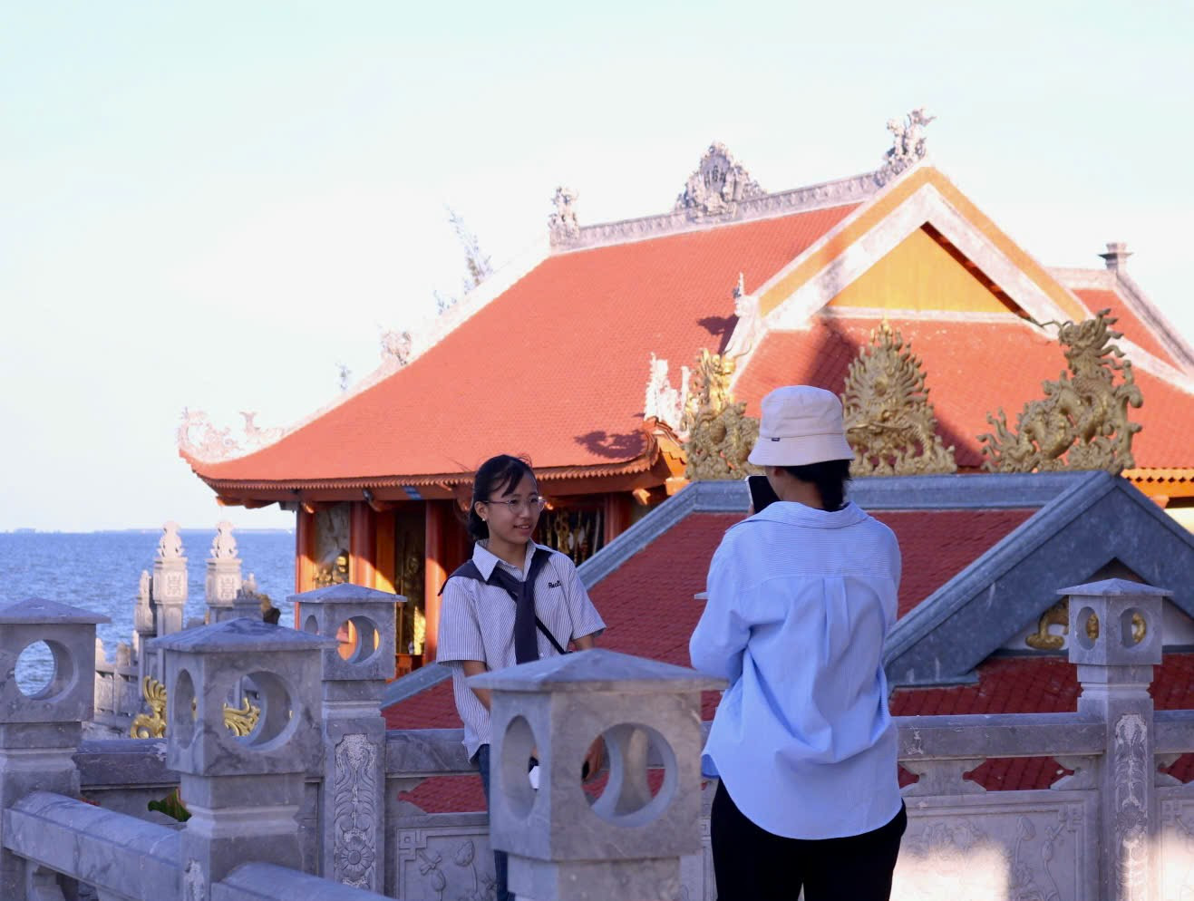 Khách đến dâng hương, tham quan chùa không quên chụp lại vài tấm hình để làm kỷ niệm.