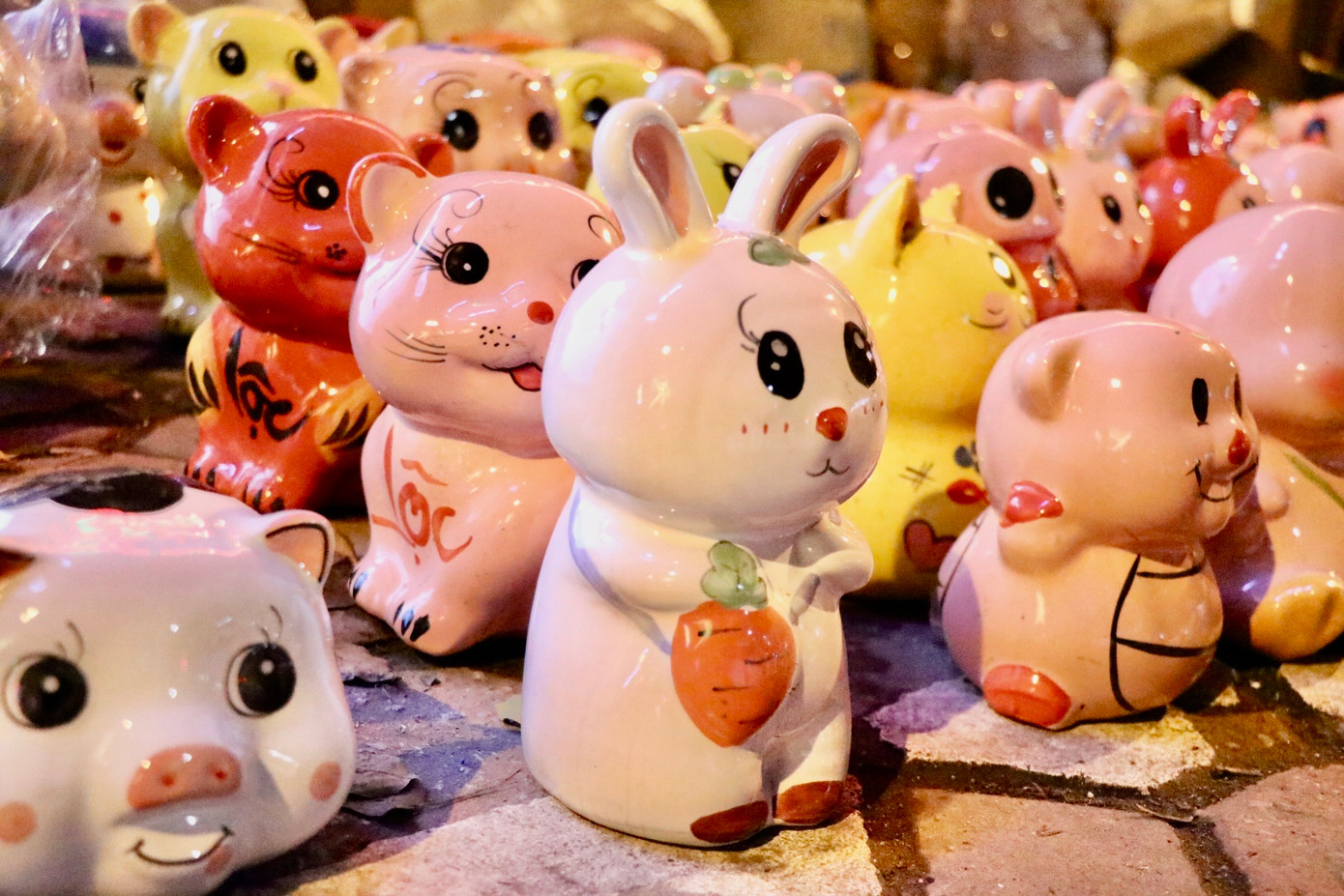 Theo một tiểu thương ở chợ Láng Hạ, việc mua heo đất lấy may đầu năm mới nở rộ khoảng 3-4 năm nay. Thị trường heo đất năm nay nhìn chung sôi động hơn năm trước rất nhiều. Tính riêng trong ngày mùng 9, mùng 10, cửa hàng của người này đã bán được hàng trăm con heo đất, đem lại nguồn thu gấp nhiều lần so với cùng kỳ năm trước. Các mẫu heo đất trong tầm giá từ 80.000 - 250.000 đồng được người dân lựa chọn nhiều.