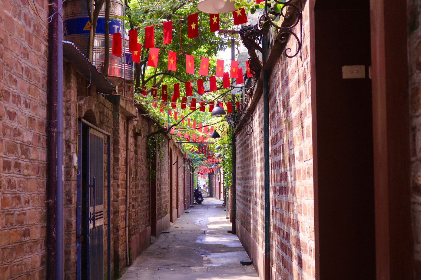 Gần 20 chiếc cổng mái vòm liền kề nhau tạo nên sự "đồng nhất" hiếm có cho nơi này.