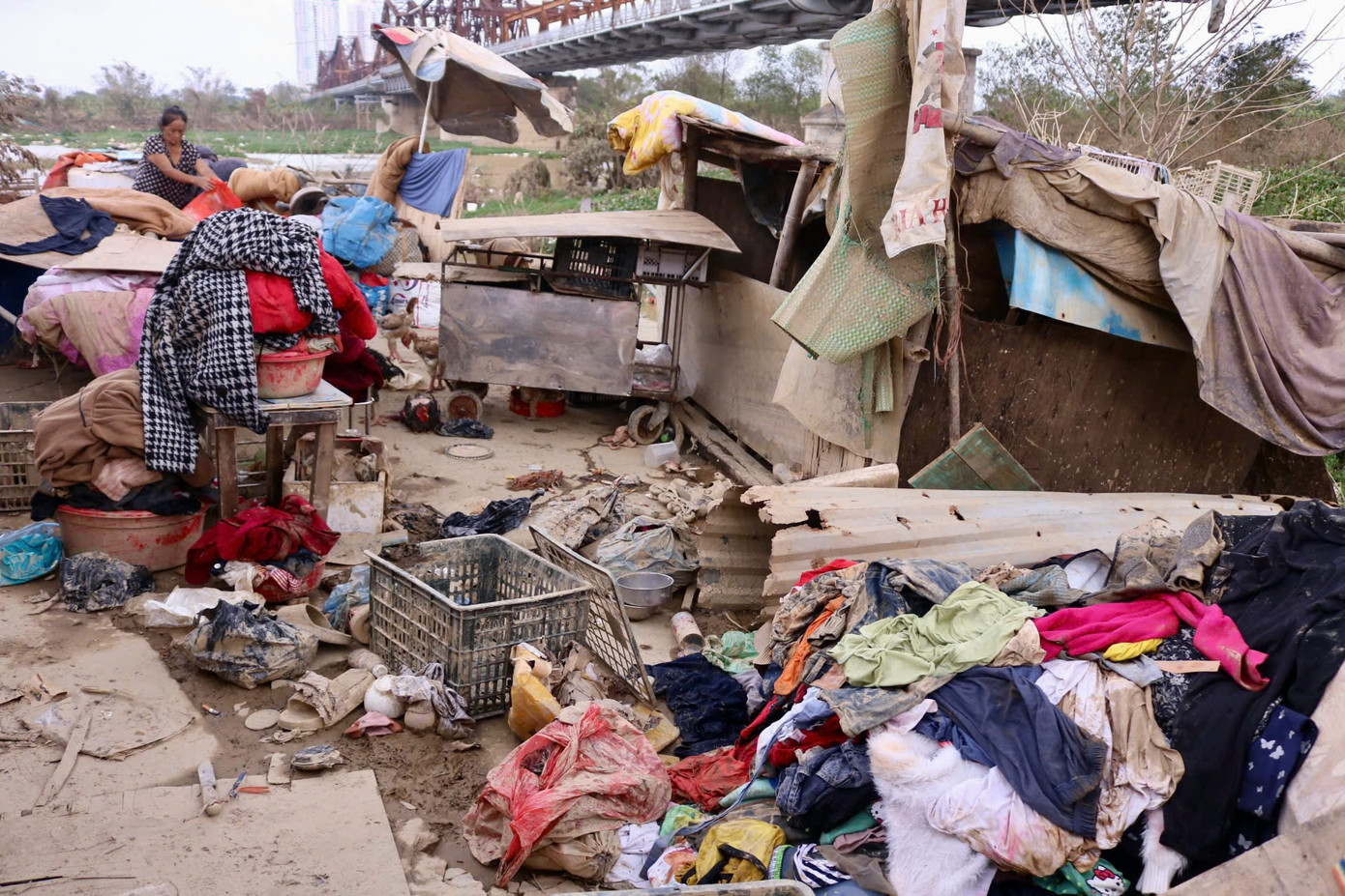 Sau khi nước lũ rút, những thứ còn lại ở xóm trọ chỉ là bùn đất, rác thải và đồ đạc hư hỏng. Sau khi nước lũ rút, những thứ còn lại ở xóm trọ chỉ là bùn đất, rác thải và đồ đạc hư hỏng.