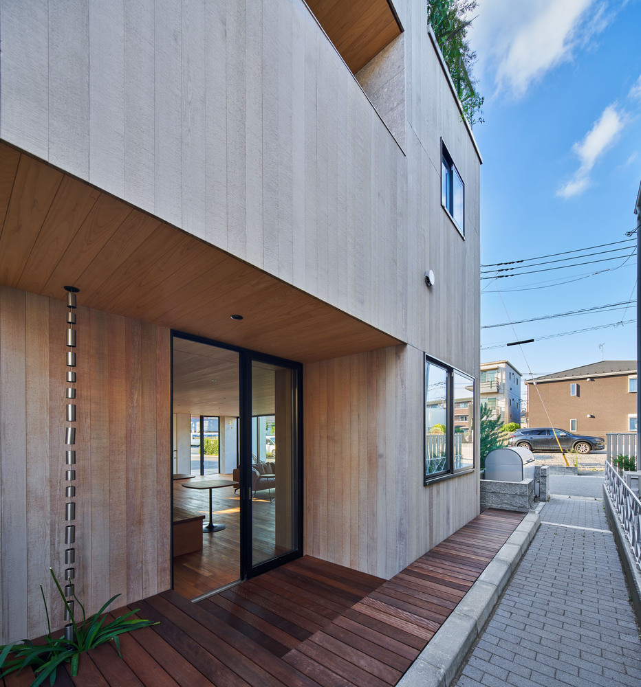 Kể từ khi toà nhà này hoàn thành, nơi đây đã trở thành nơi tổ chức nhiều sự kiện đa dạng như quán cà phê, các buổi thuyết giảng, hội thảo và chiếu phim - những hoạt động này đã tạo ra nhiều mạng lưới kết nối và bắt đầu ảnh hưởng tích cực đến các cư dân khác trong khu phố. Nhiều người mong muốn có được không gian tầng trệt như ngôi nhà này. Kể từ khi toà nhà này hoàn thành, nơi đây đã trở thành nơi tổ chức nhiều sự kiện đa dạng như quán cà phê, các buổi thuyết giảng, hội thảo và chiếu phim - những hoạt động này đã tạo ra nhiều mạng lưới kết nối và bắt đầu ảnh hưởng tích cực đến các cư dân khác trong khu phố. Nhiều người mong muốn có được không gian tầng trệt như ngôi nhà này.