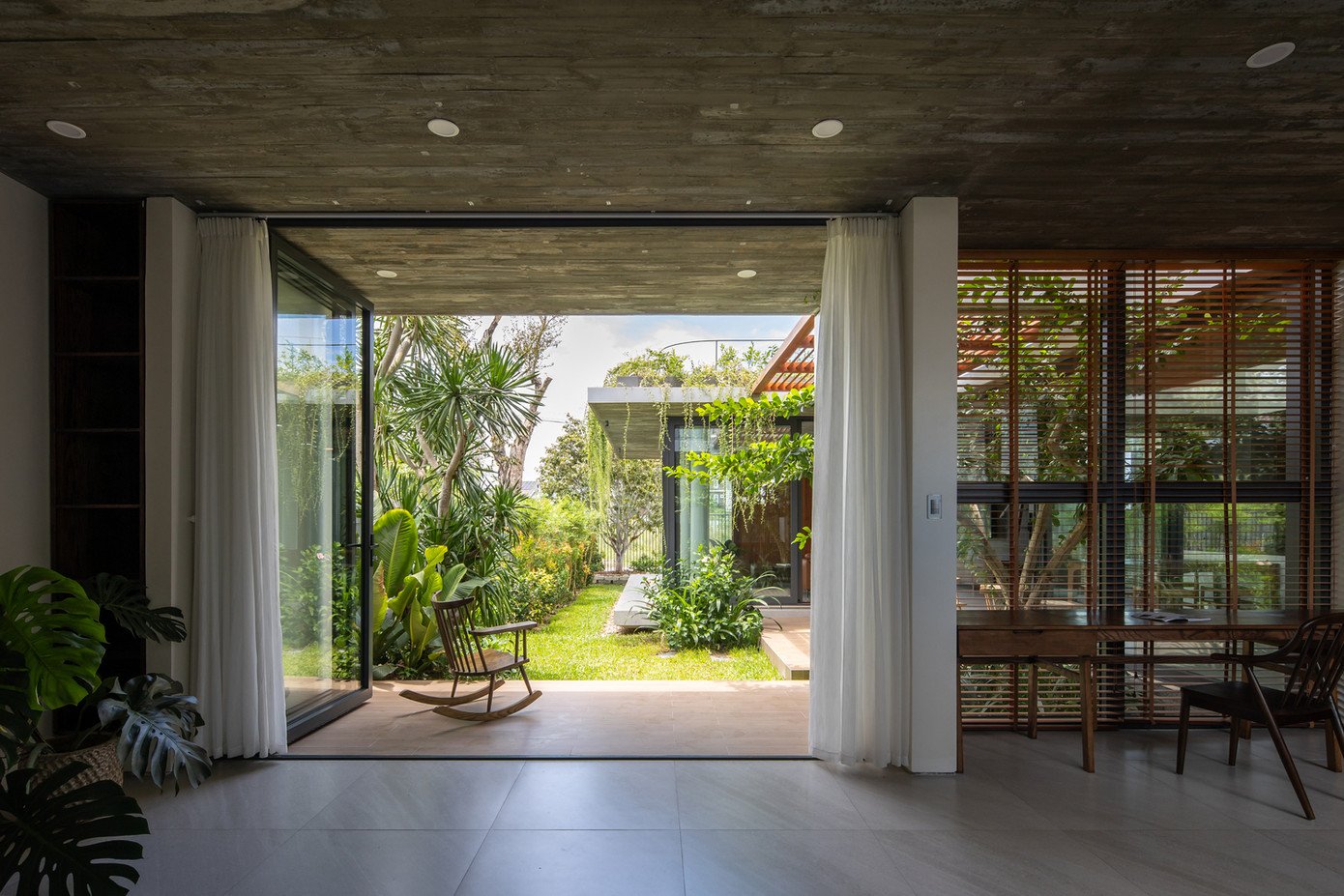 Không gian chung được sắp xếp kết nối với nhau và ngăn cách với thiên nhiên bằng các cửa kính trượt lớn, tạo nên một không gian rộng rãi, mang lại cảm giác thoải mái, tự do và gần gũi với thiên nhiên