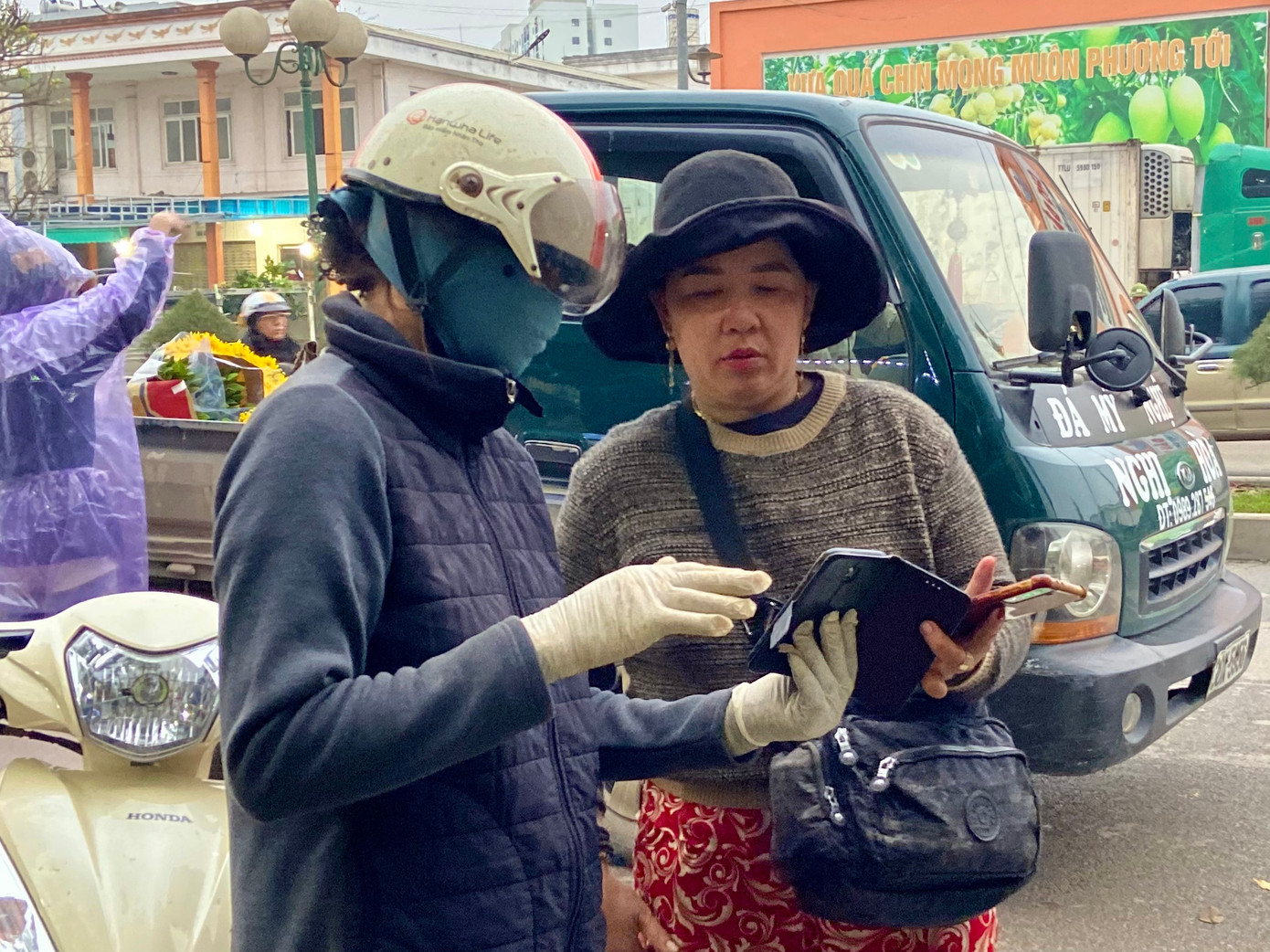 Mấy năm trở lại đây, hình thức thanh toán bằng chuyển khoản đã trở nên phổ biến nên nhiều tiểu thương cũng "bắt trend" thanh toán không cần tiền mặt.