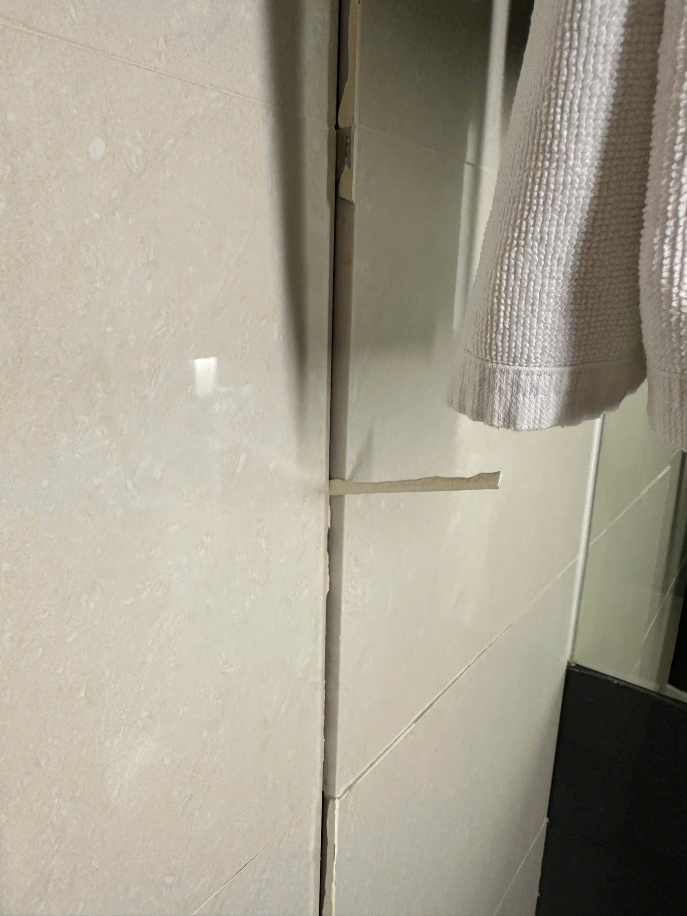 Phòng khách sạn nơi gia đình chị Hoàng ở bị nứt khắp nơi khiến cả nhà chị phải tìm khách sạn khác ở Bangkok, Thái Lan. Ảnh nhân vật cung cấp. Phòng khách sạn nơi gia đình chị Hoàng ở bị nứt khắp nơi khiến cả nhà chị phải tìm khách sạn khác ở Bangkok, Thái Lan. Ảnh nhân vật cung cấp.