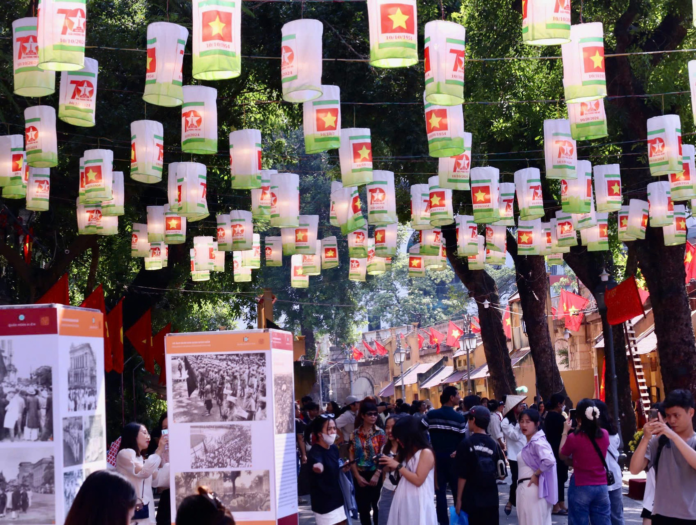 Chương trình "Ký ức Hà Nội - 70 năm" tái hiện lại bức tranh Hà Nội từ năm 1947 đến năm 1954, lan tỏa thông điệp về tình yêu nước, ý chí kiên cường của dân tộc Việt Nam, đặc biệt là sự góp sức của quân và dân Hà Nội trong cuộc trường kỳ kháng chiến.