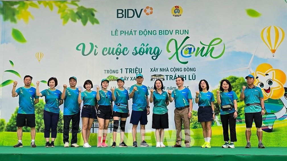 Lãnh đạo BIDV và đại diện các ban chuyên môn tại Trụ sở BIDV sáng 20/4.