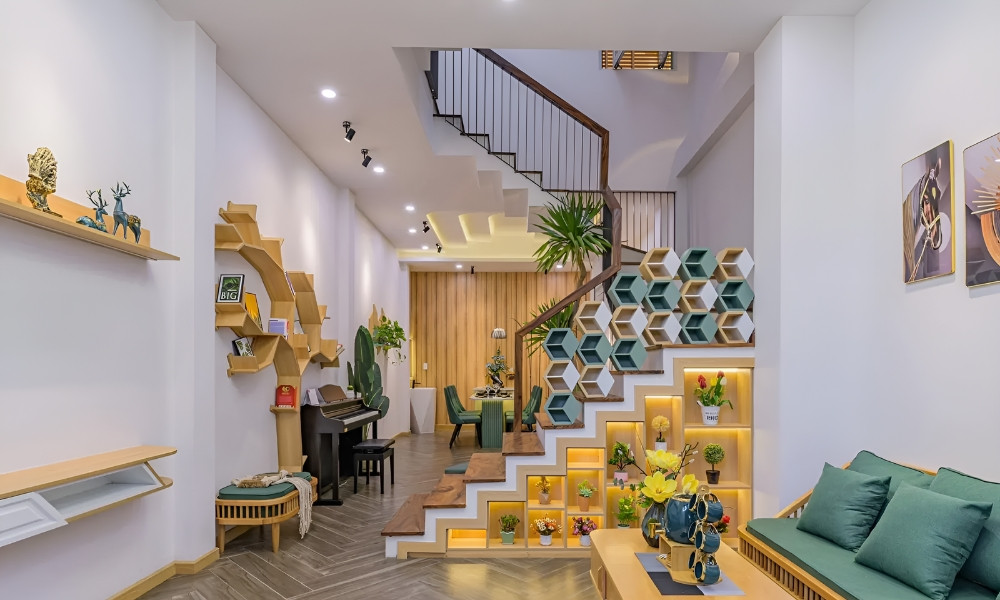 Cầu thang ở trung tâm nhà có thể được hoá giải bằng vách ngăn đẹp mắt.