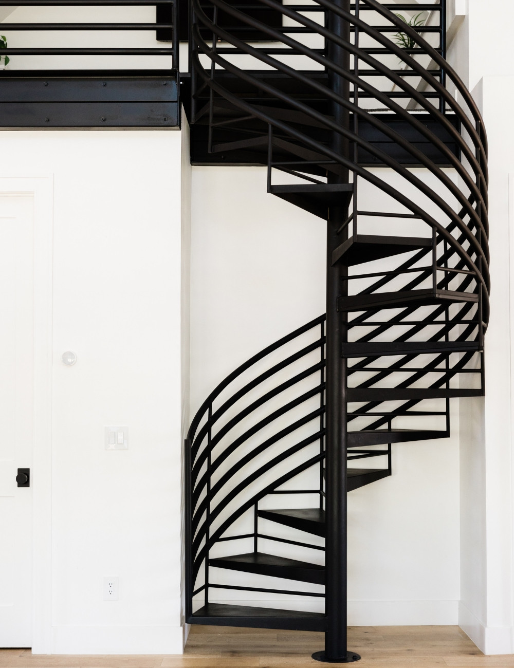 Cầu thang xoắn quanh cột được cho là thiết kế kỵ về phong thuỷ.