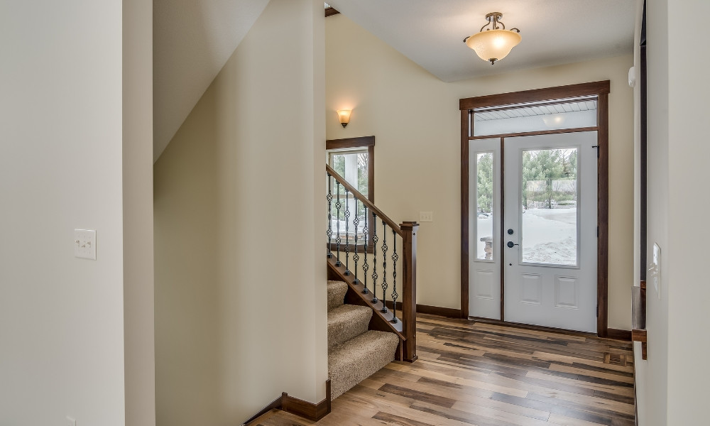 Cầu thang hướng ra cửa chính hoặc quá sát cửa chính đều không tốt.