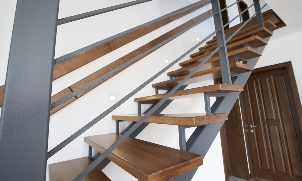 Cầu thang bậc hở dễ gây cảm giác chới với khi bước đi.