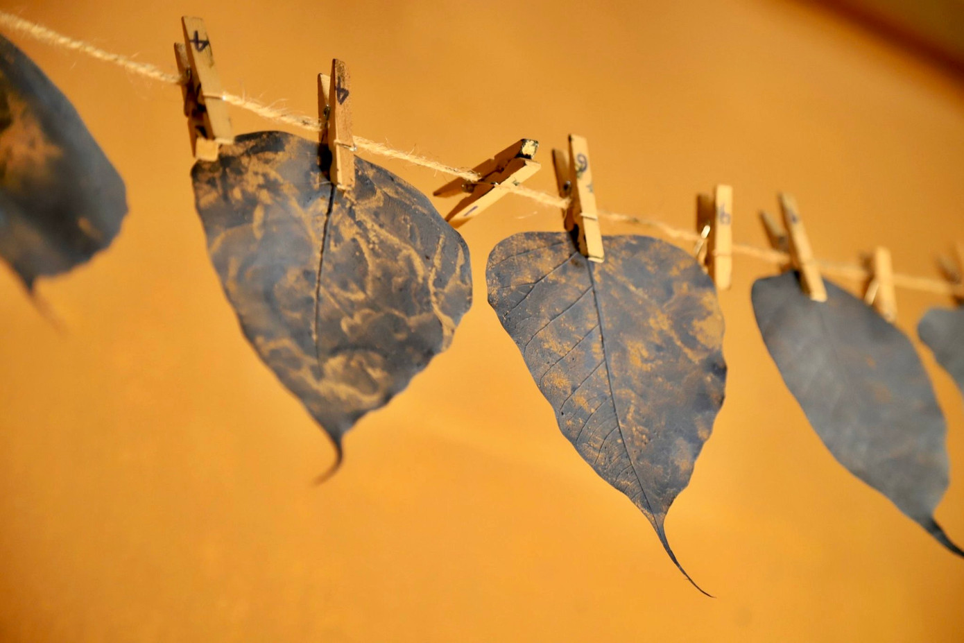 Mỗi sản phẩm Cúc Hương thực hiện đều có những câu chuyện riêng gắn với văn hóa của từng vùng miền hoặc văn hóa của từng thời kỳ. Qua đó, vừa phục dựng lại văn hóa dân tộc vừa sáng tạo thêm để phù hợp với cuộc sống đương đại. "Để làm được một sản phẩm, khoảng thời gian lên ý tưởng là lâu nhất. Từ hình dáng, tỉ lệ kích thước phải lên sao cho cân xứng, chắc chắn rồi mới bắt tay vào làm được vì nếu đã làm sai rồi sẽ khó mà sửa được. Đến nay sản phẩm sổ dát xương lá bồ đề là sản phẩm Hương mất thời gian suy nghĩ và làm lâu nhất khoảng 4 tháng", Cúc Hương cho biết.